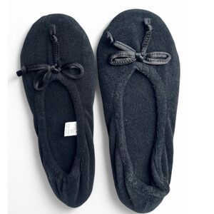 Isotoner Signature Womens Black Slip On Bow Ballet Slippers Size 6.5-7.5